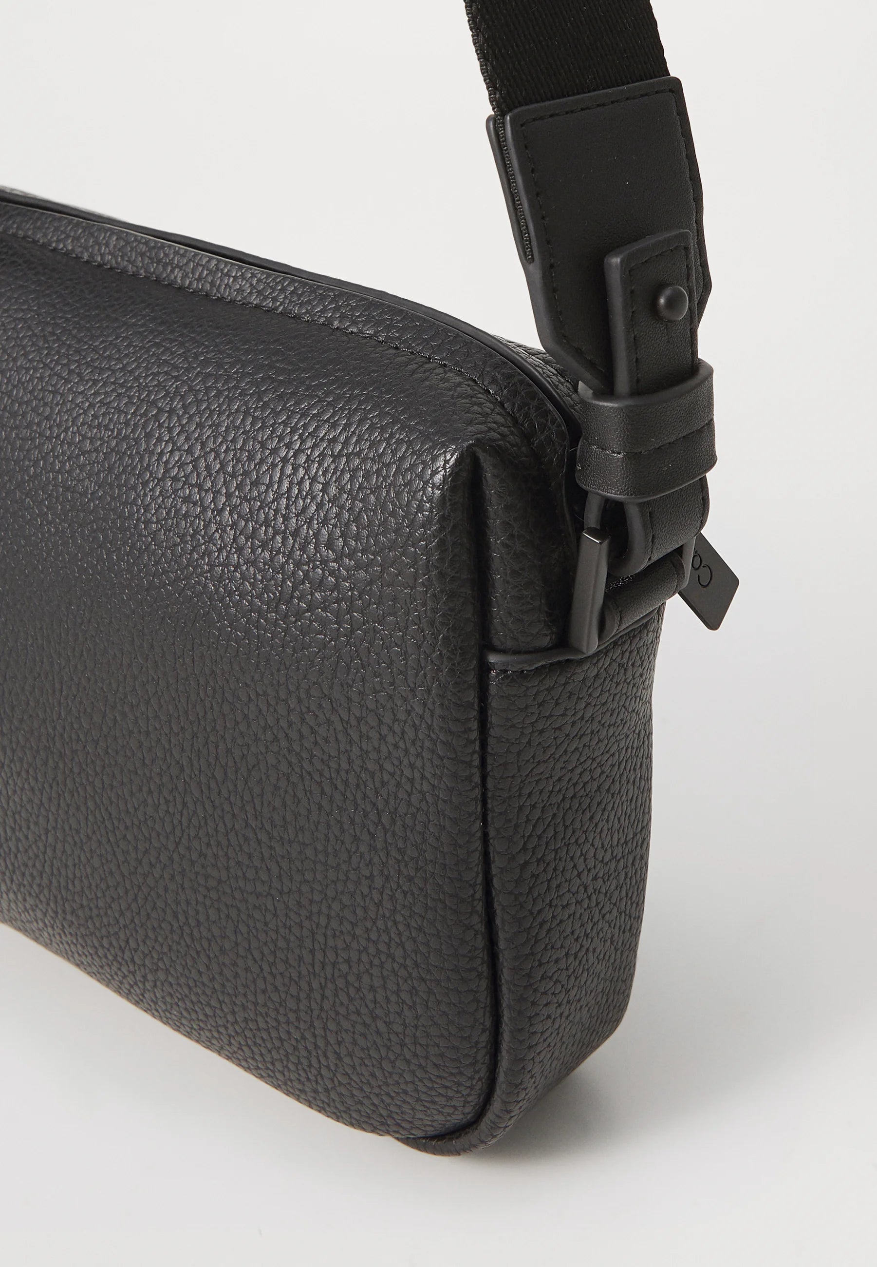 Bolsa Calvin Klein Must Camera Bag