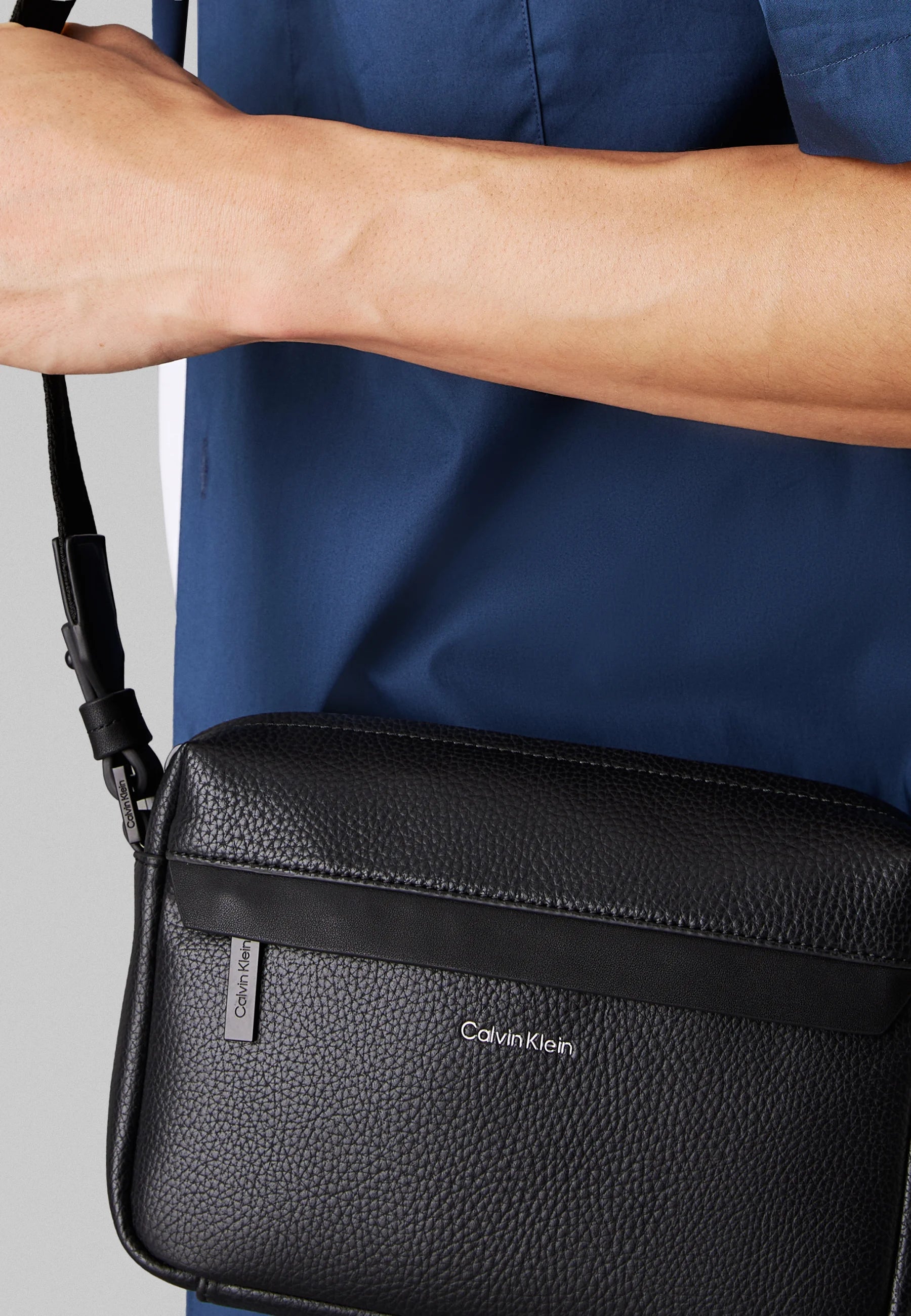Bolsa Calvin Klein Must Camera Bag