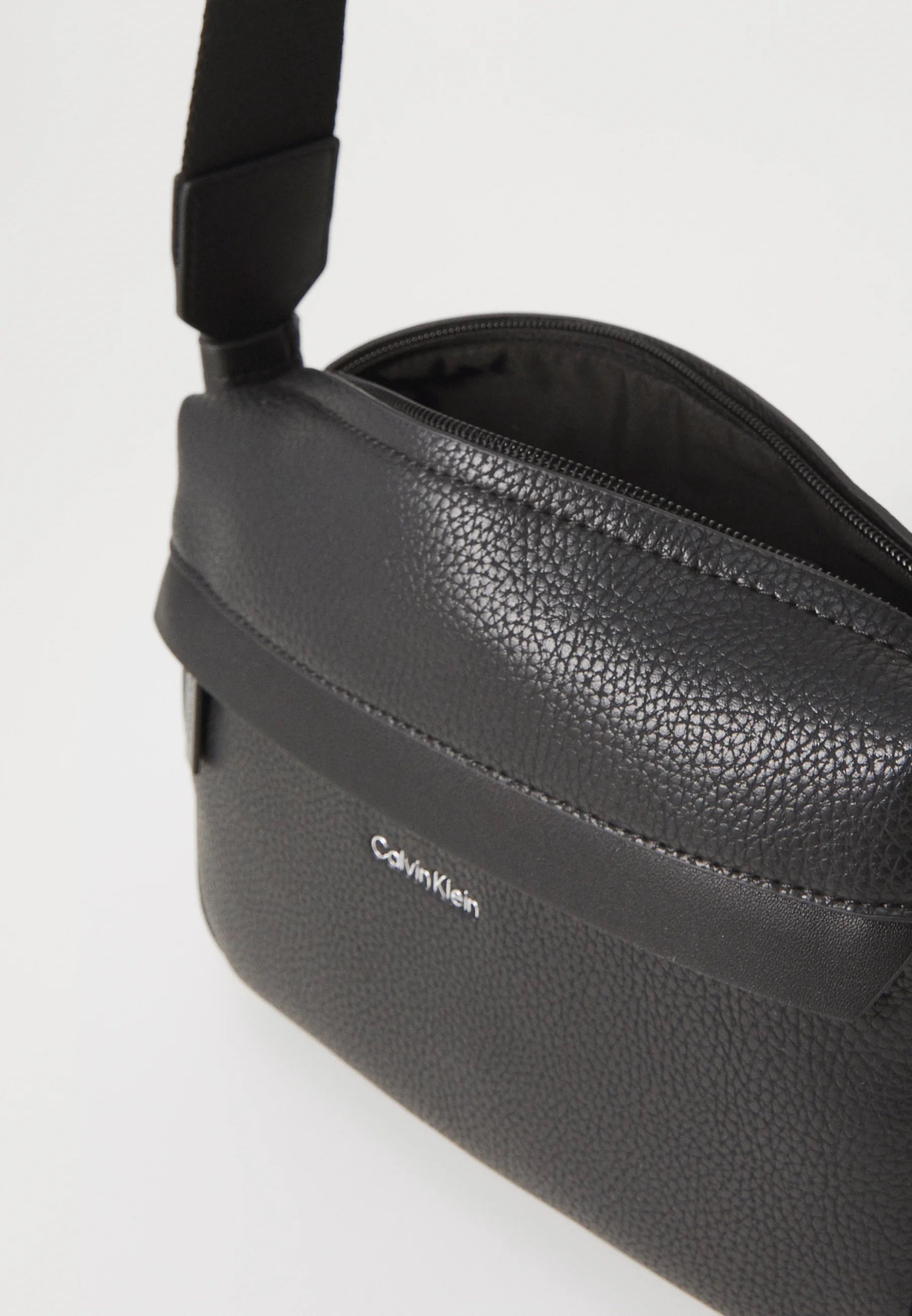 Bolsa Calvin Klein Must Camera Bag